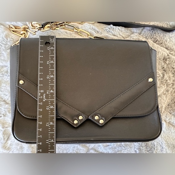 Yvonne Yvonne chain and leather shoulder bag purse black gold accents - Picture 4 of 9